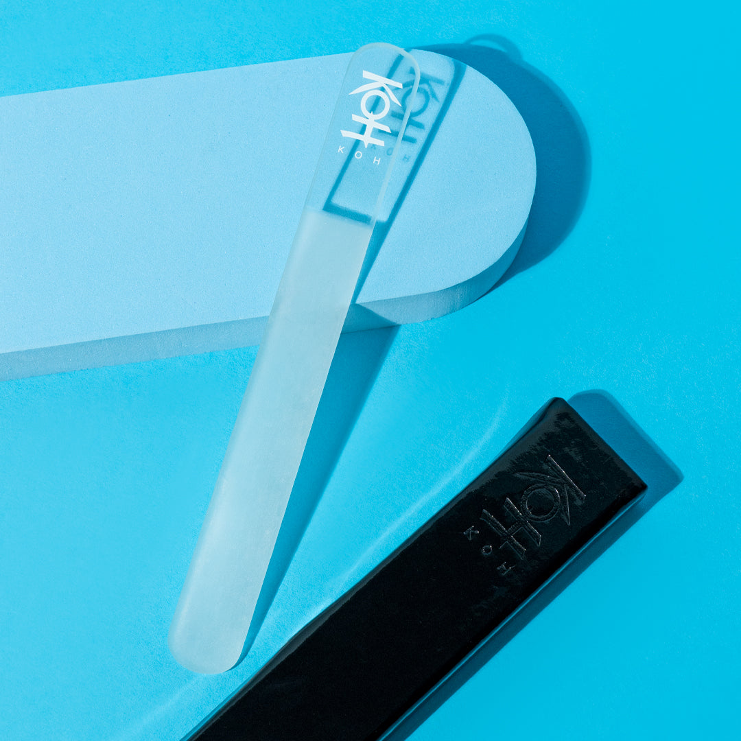 繊細な研磨面が美しいKOH クリスタルネイルファイル。プロ仕様の仕上がりで爪をやさしく磨く。