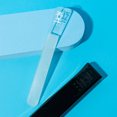 繊細な研磨面が美しいKOH クリスタルネイルファイル。プロ仕様の仕上がりで爪をやさしく磨く。