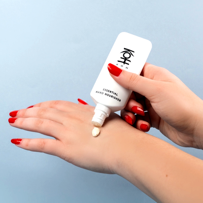 レッドのネイルカラーとハンドクリーム