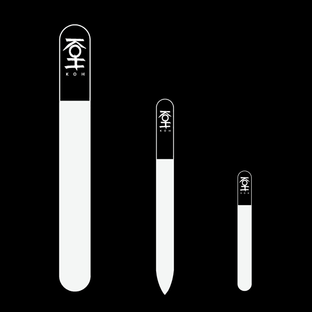 KOHのガラス製ネイルファイルで爪先を整える女性の手元。なめらかで上品なツヤを生むネイルケア。